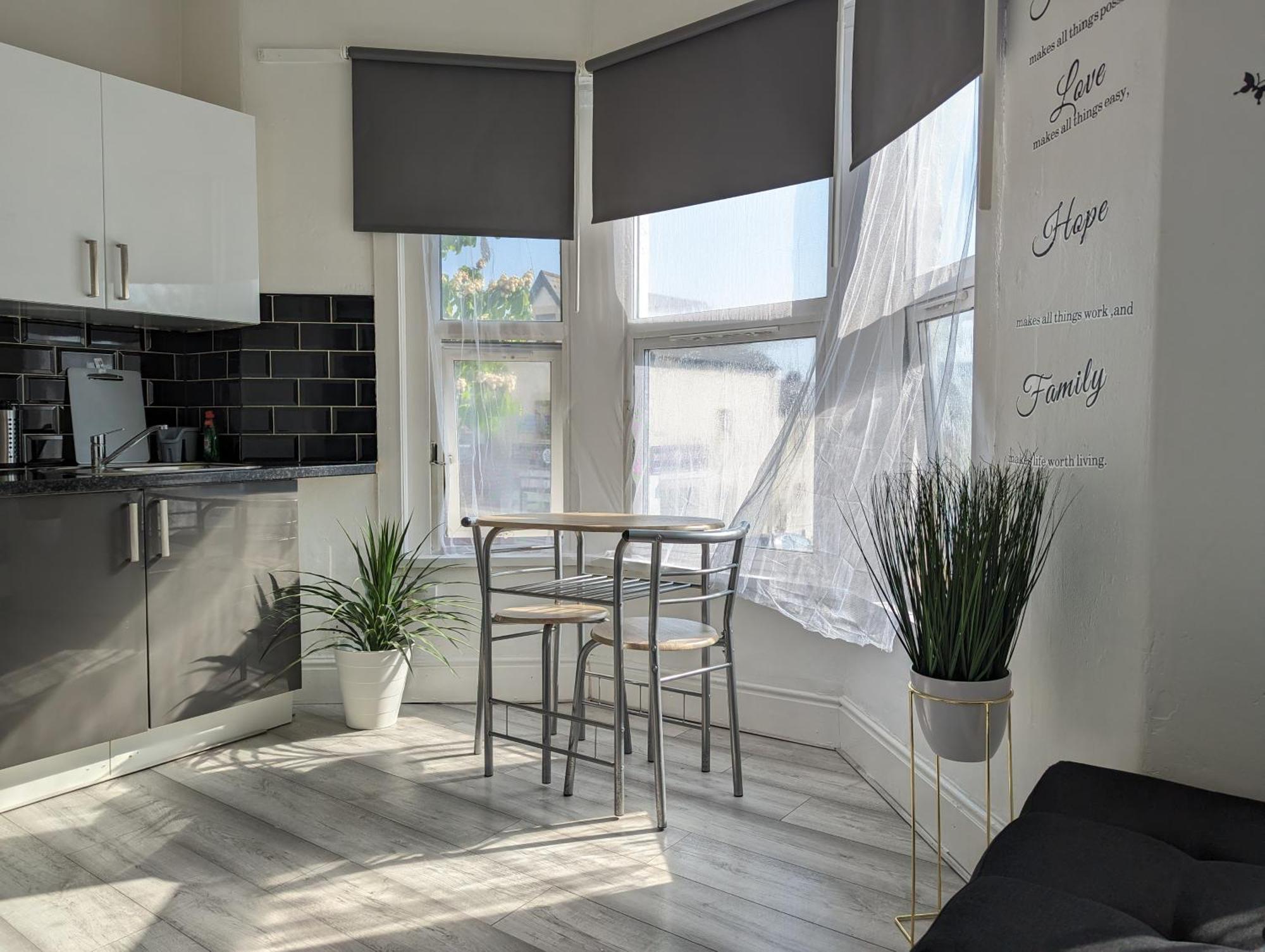 Inner-City Apartments - Basic Amenites كارديف المظهر الخارجي الصورة