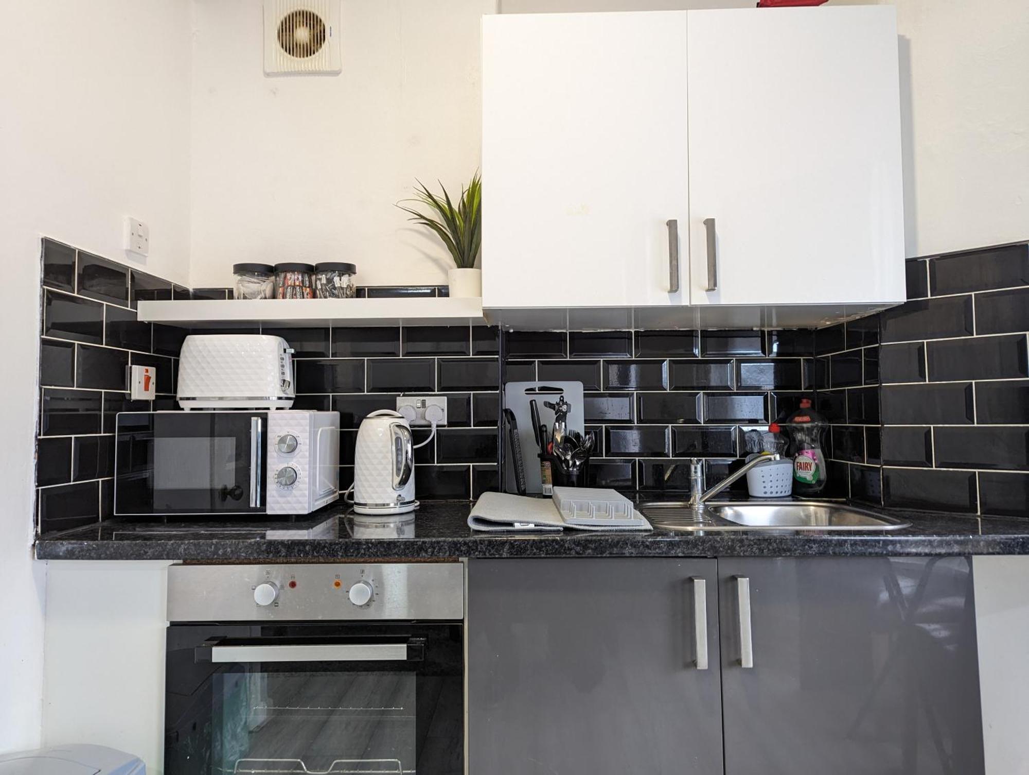 Inner-City Apartments - Basic Amenites كارديف المظهر الخارجي الصورة